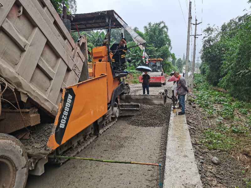 青關路路面改造工程項目建設現(xiàn)場。.jpg