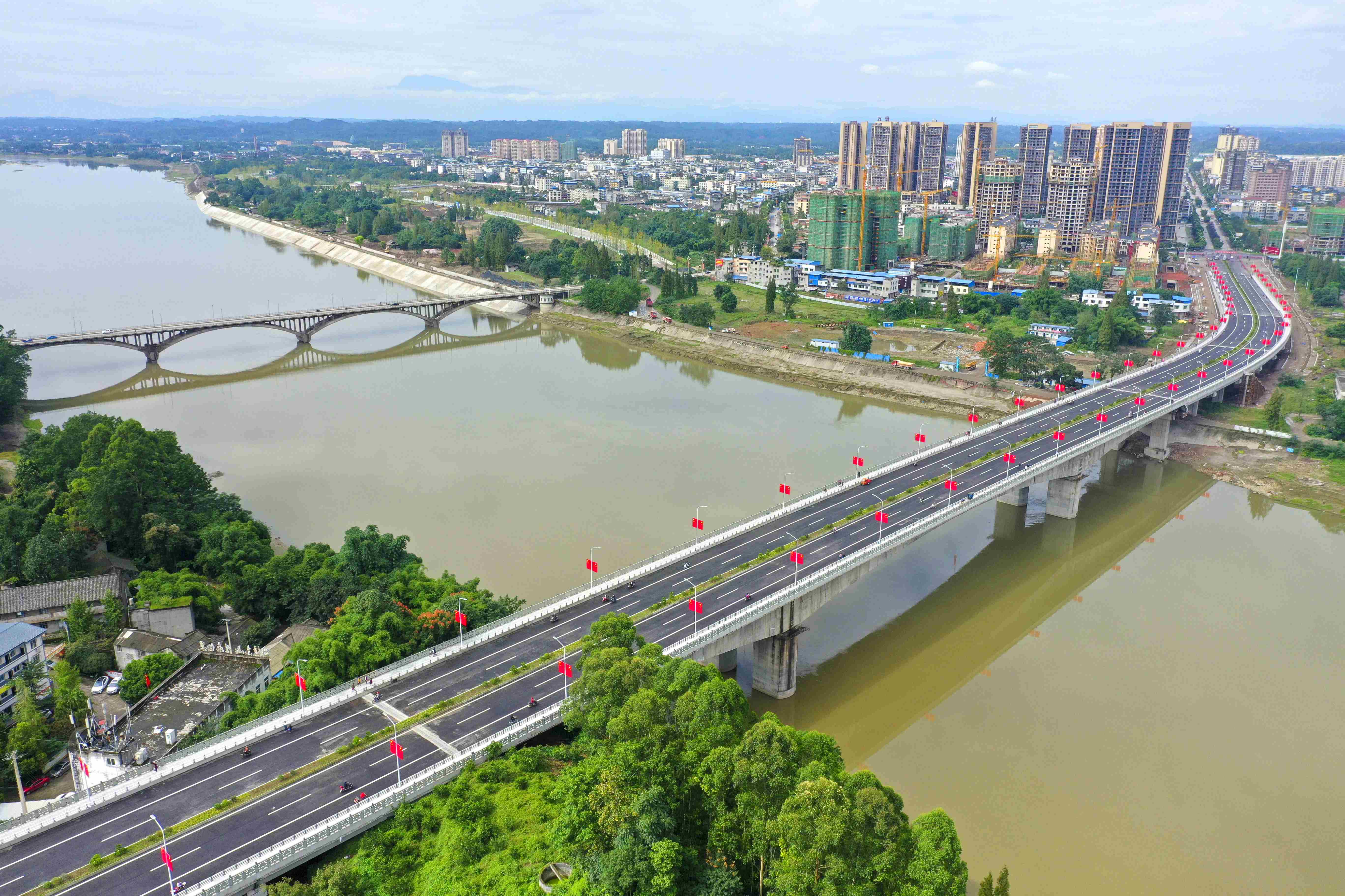 青神縣蠶叢大橋正式通車。