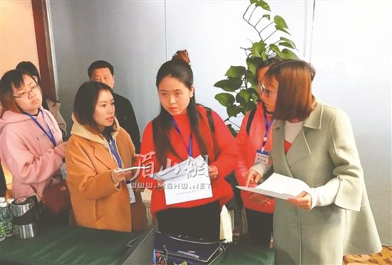 蘇祠街道普查員開展現場登記工作。.jpg