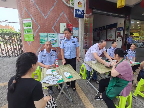 為居民講解有關知識。