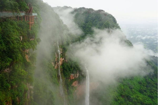  玉屏山景區玻璃棧道。