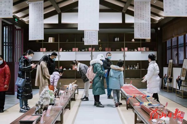  彭祖山景區游客有序參觀民間藝術作品展。