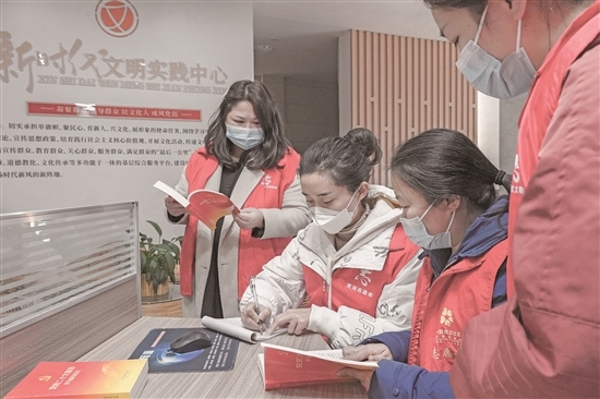 在社區干部中宣講黨的二十大精神。