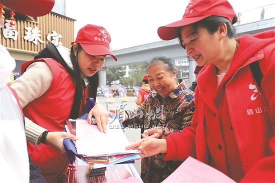 志愿者為市民發放宣傳資料。.jpg