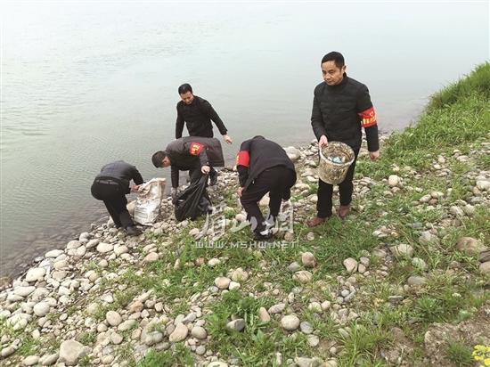 打撈白色垃圾。.jpg
