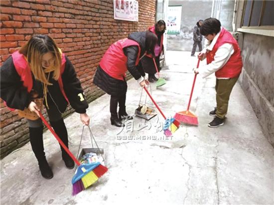 志愿者正在打掃衛(wèi)生。.jpg
