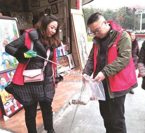 志愿者清理城市垃圾。.jpg