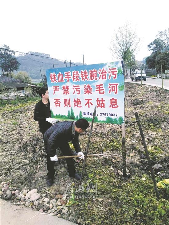 工作人員正在安裝警示牌。.jpg