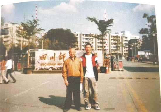 與受助學生合影。（資料圖）.jpg