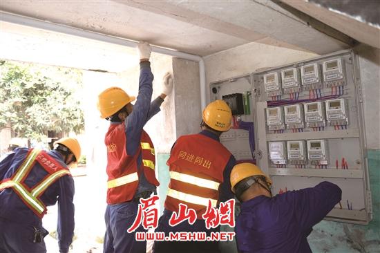 電力工人在項目推進中加緊作業。.jpg