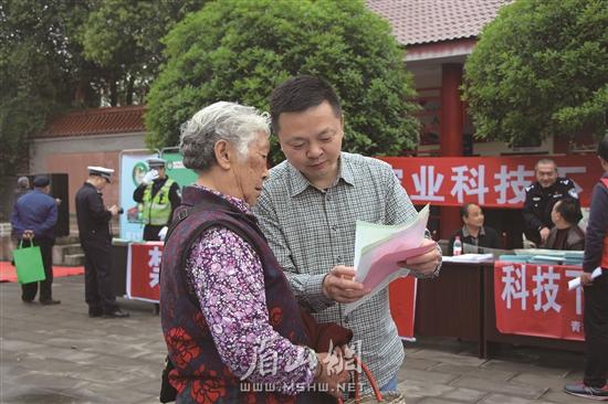 工作人員正在宣傳農(nóng)村交通安全知識。.jpg