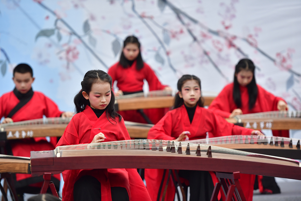 在裴城路與東坡大道路口，兒童正在進行古箏表演《禮儀之邦》，助力東坡半程馬拉松。眉山日報全媒體記者 廖波 攝 (1).JPG
