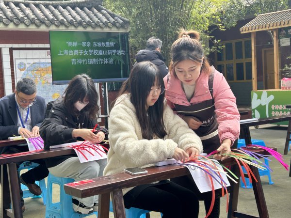  上海臺商子女學校體驗非物質文化遺產青神竹編。