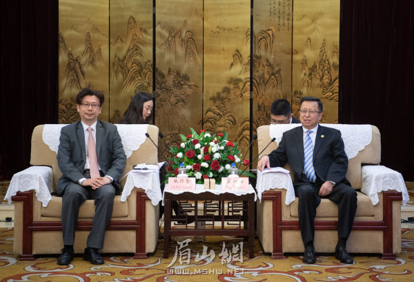 慕新海會見韓國駐成都總領事張蹄壑等外國嘉賓.jpg 慕新海會見韓國駐成都總領事張蹄壑等外國嘉賓.jpg