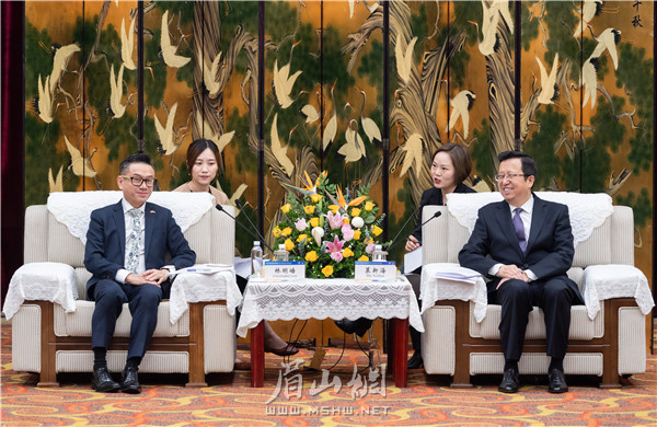 15日，慕新海會見澳大利亞駐成都總領事林明皓等駐蓉渝領事官員。.jpg
