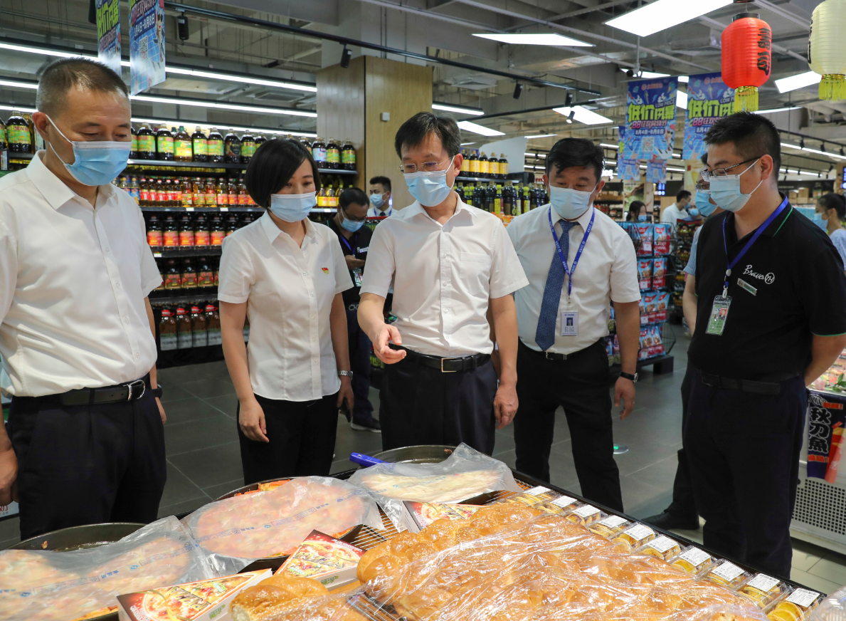 　8月2日，胡元坤在仁壽縣萬達廣場檢查常態化疫情防控措施落實情況，并調研現代服務業發展情況。眉山日報全媒體記者 雷同 攝