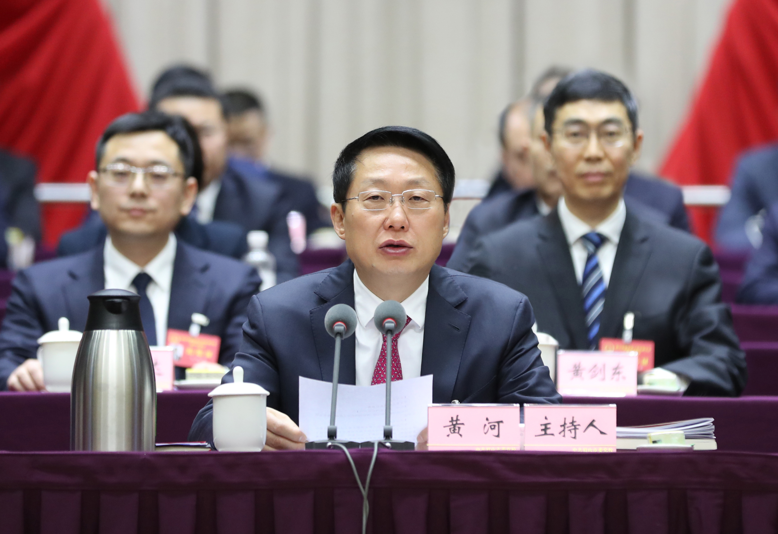   大會(huì)主席團(tuán)常務(wù)（執(zhí)行）主席黃河主持會(huì)議。眉山融媒記者 雷同 攝