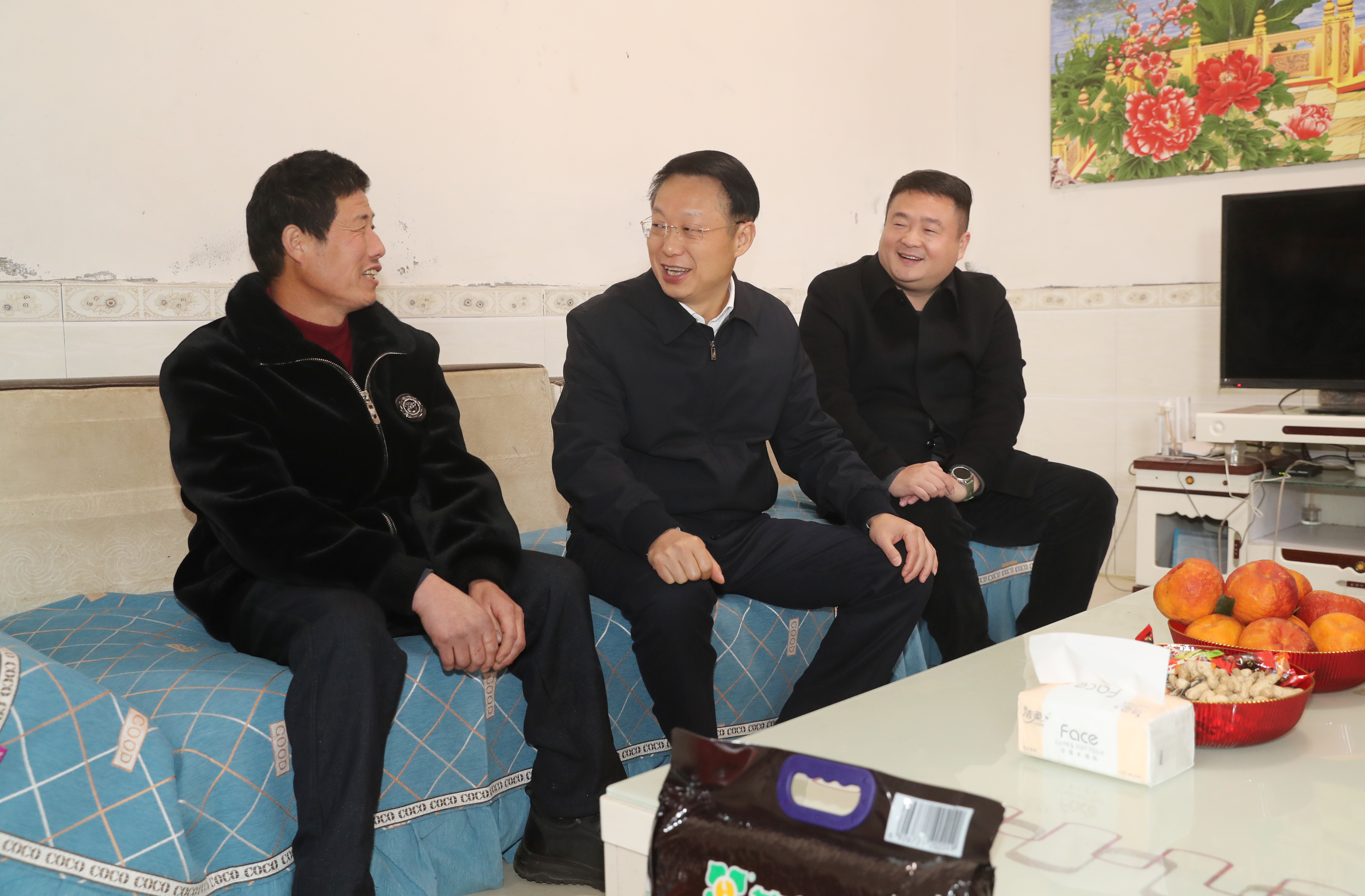  1月26日，黃河在東坡區(qū)尚義鎮(zhèn)鐵爐村3組，走訪慰問防返貧監(jiān)測(cè)戶楊紹田。