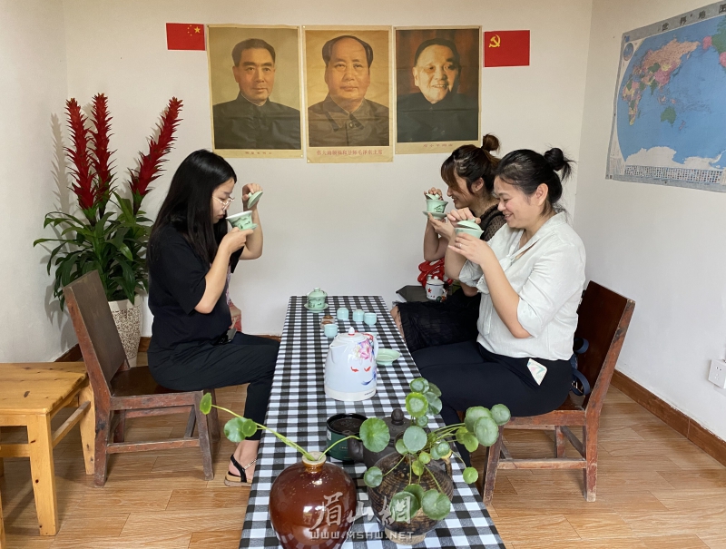 鄰里在羅勤家喝茶聊天，尋一處靜謐。.jpg