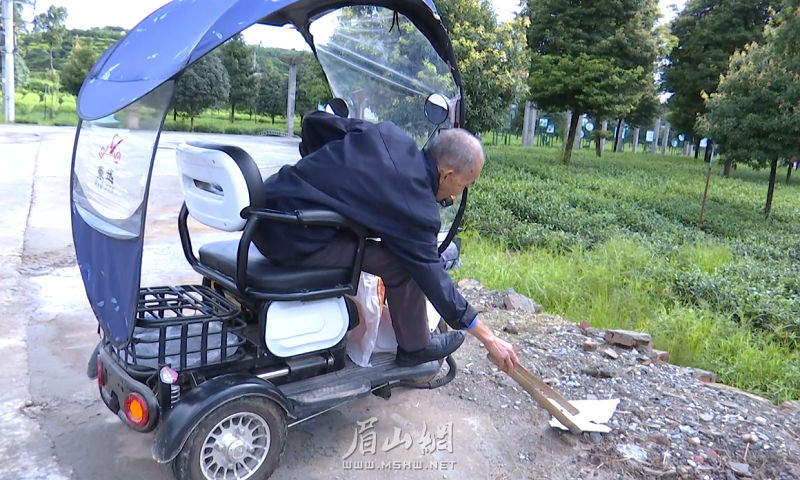 一個編織袋、一個木夾，一輛電動三輪車，何道賢開啟環保之旅 (1).png