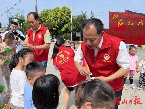  志愿者和孩子們互動。