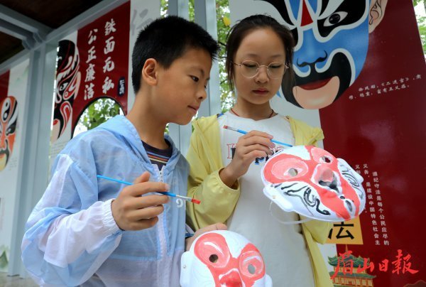  小朋友們正在認真繪制川劇臉譜。