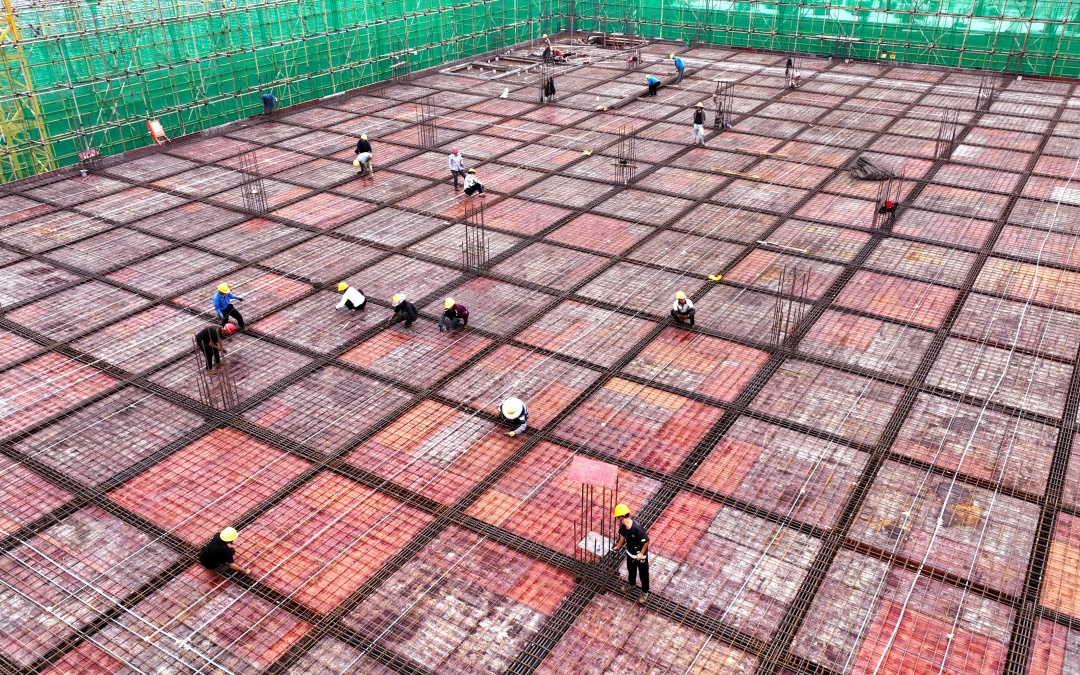 在四川仁壽經濟開發區標準廠房項目建設現場，工人們正在各自的崗位上忙碌。.jpg