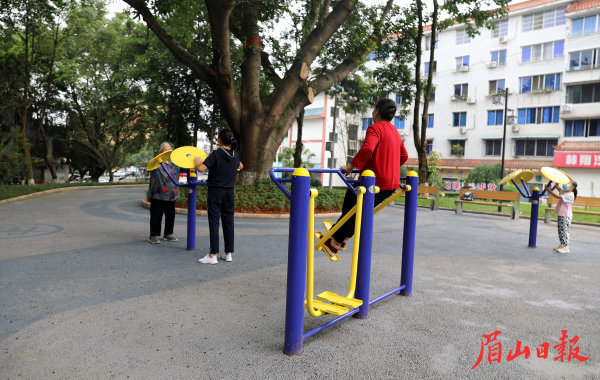  群眾在“口袋公園”健身休閑。