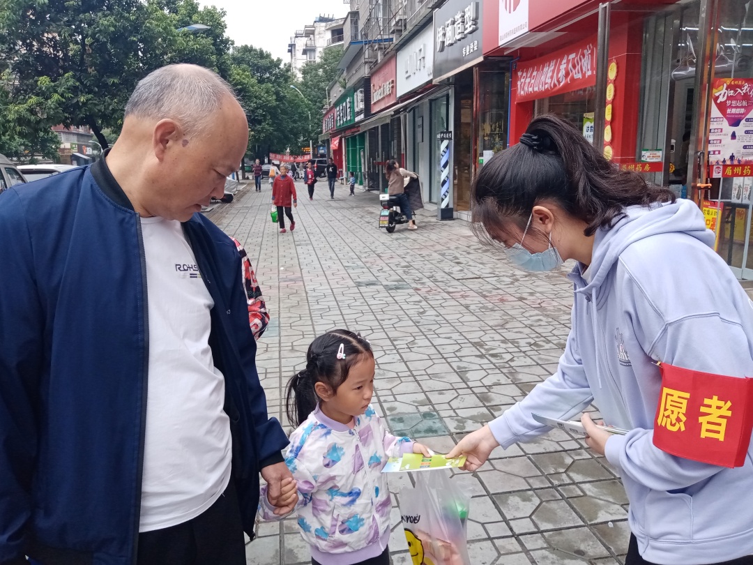 志愿者發(fā)放垃圾分類宣傳手冊。.jpg