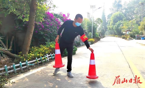 辜躍林正在執勤。