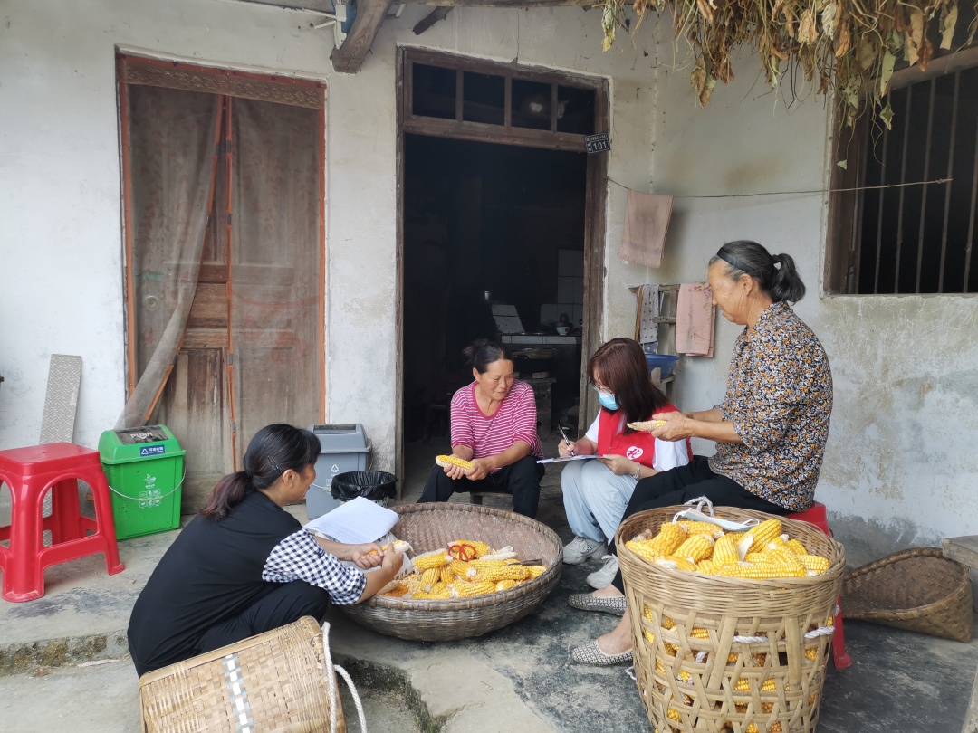 社工志愿者到村民家中走訪(fǎng)搜集需求。.jpg