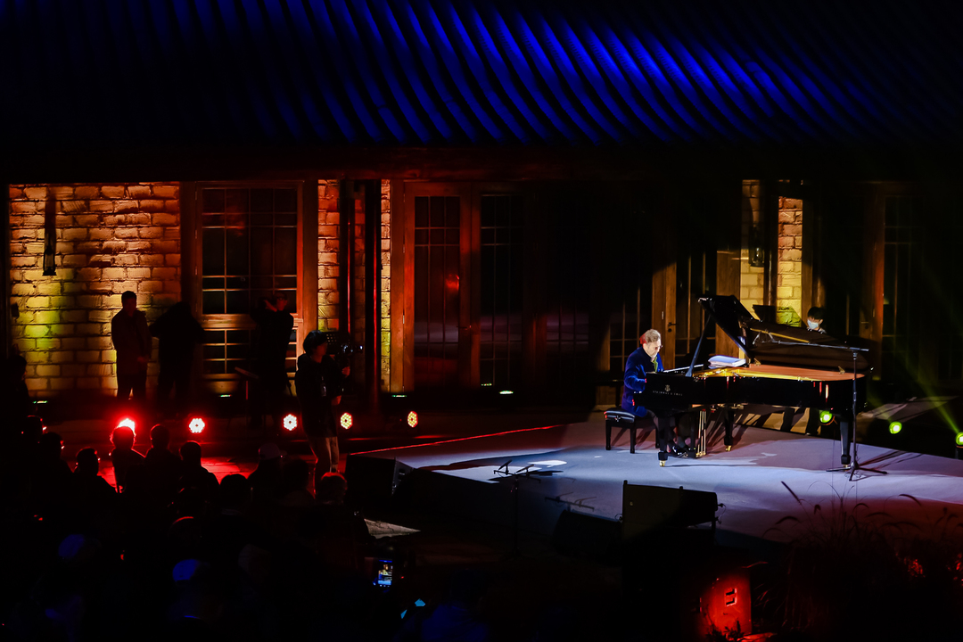 彼德利茲正在演奏《中國隨想曲》.jpg