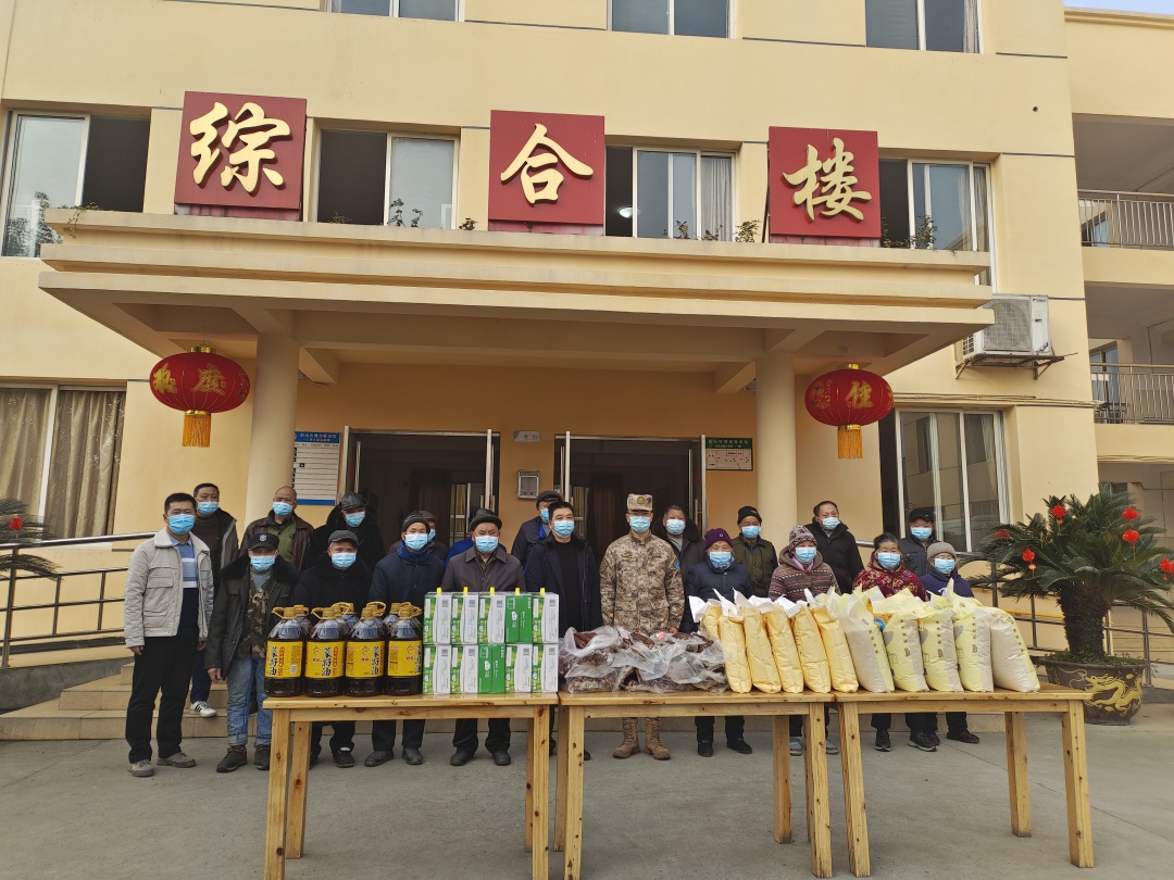 為敬老院老人送來慰問品。.jpg