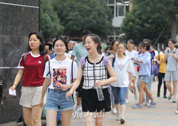 6月8日上午，考試結束后，在東坡中學考點參加考試的考生有說有笑走出考場。 劉娟 攝.JPG