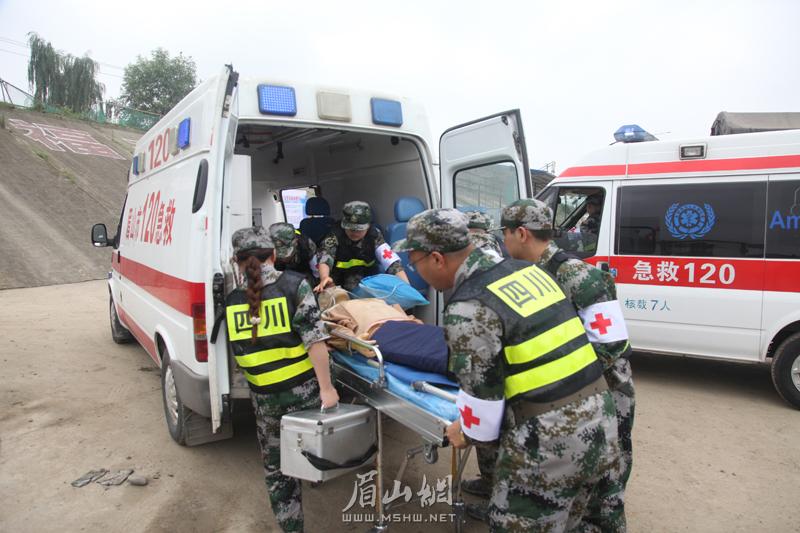 送傷員上救護車.jpg