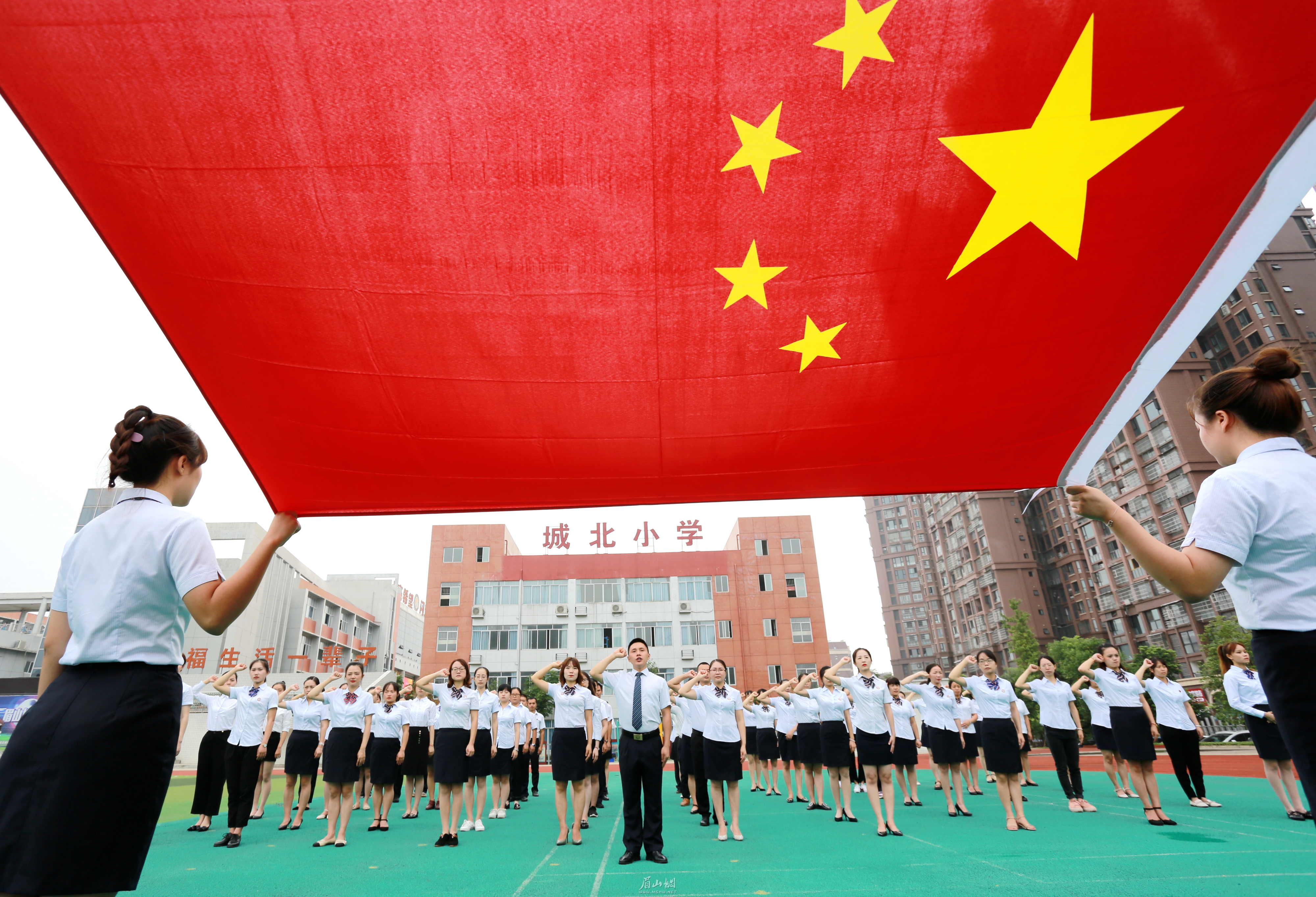2.5國旗下的誓言-仁壽縣城北小學-楊麗.JPG 2.5國旗下的誓言-仁壽縣城北小學-楊麗.JPG