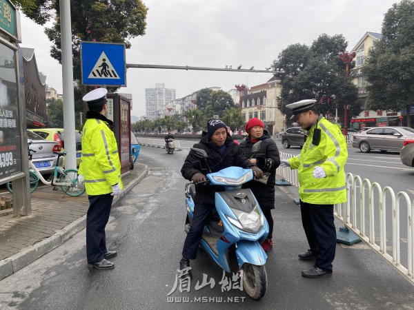 交警對違規載人的駕駛員進行批評教育.JPG