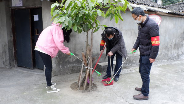 包保人員和街道、社區(qū)干部在通惠街道先鋒社區(qū)城中村打掃衛(wèi)生。.JPG