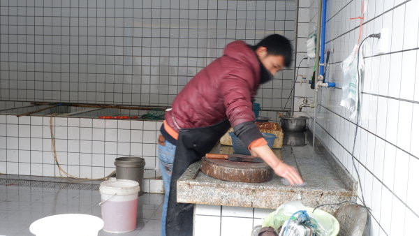眉山大市場(chǎng)某活魚(yú)點(diǎn)殺攤位上，業(yè)主正忙著打掃衛(wèi)生。.JPG