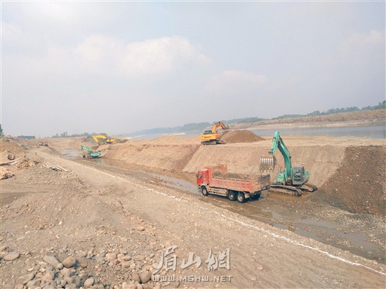 岷江河道堤防工程建設(shè)現(xiàn)場。