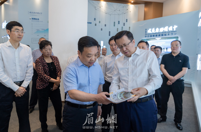 27日，德陽(yáng)市黨政代表團(tuán)在眉山天府新區(qū)中日國(guó)際康養(yǎng)城項(xiàng)目規(guī)劃展示館詳細(xì)了解項(xiàng)目規(guī)劃、建設(shè)情況 。（記者 楊槐 攝）()。.jpg