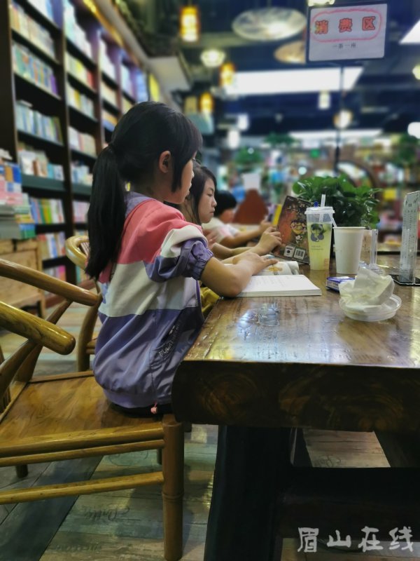 孩子們在圖書館看書。
