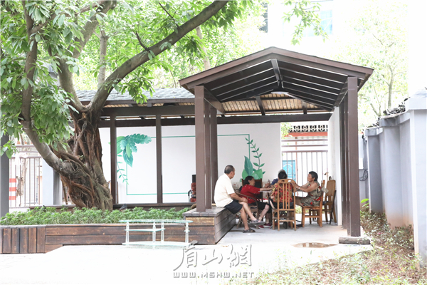 居民在工務段小區新建的涼亭內休閑娛樂。.JPG
