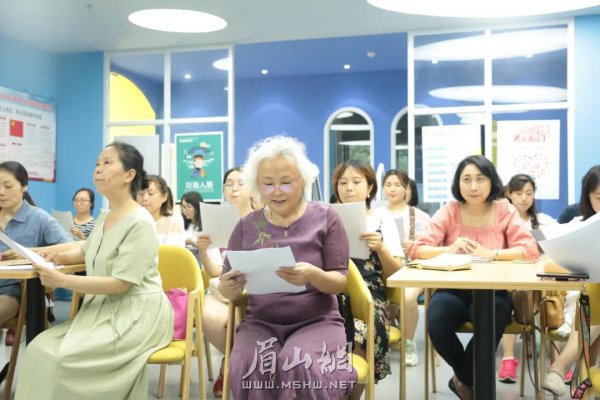 市民在全民朗讀公益培訓班上課。
