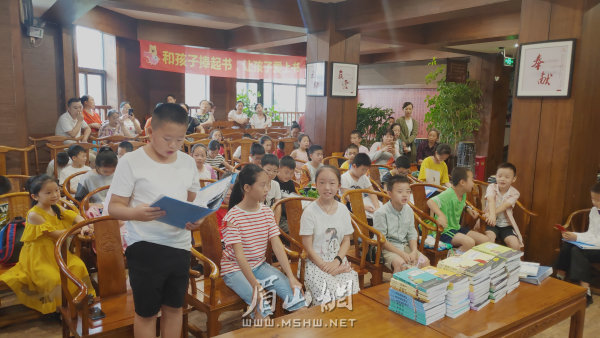 孩子們感受經典誦讀之美。
