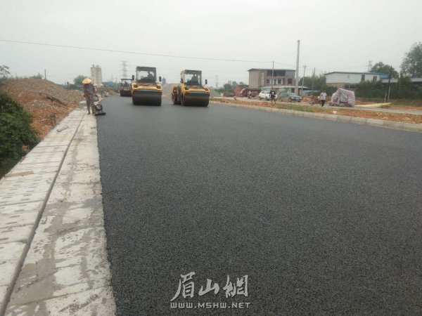 建設中的工業(yè)大道（東坡區(qū)南段）。