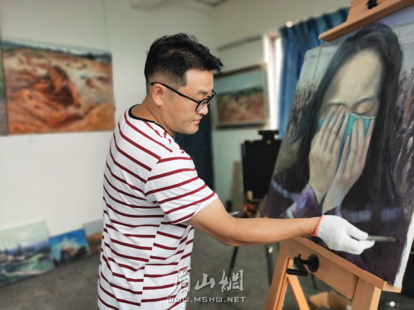 創作中的田海燕。
