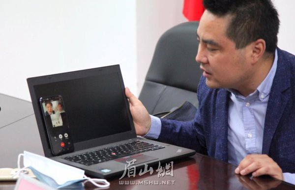  與企業在線洽談項目。