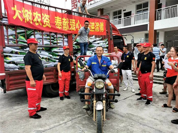收到愛心有機(jī)肥，建檔立卡貧困戶笑開了花。.png