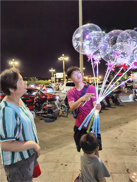 發(fā)光氣球，吸引了小孩的眼球。.jpg